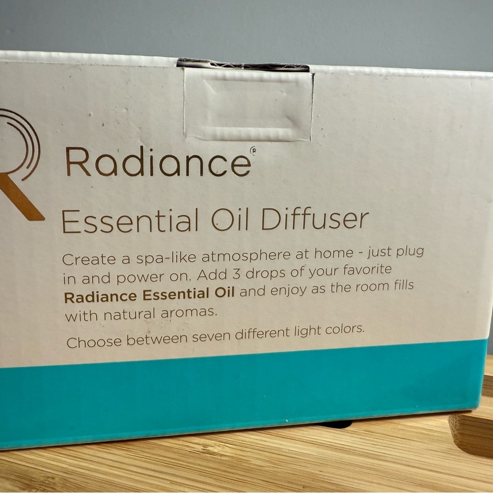 Essential Oil Diffuser Set with Multi-Colored Oils - Picture 3 of 7